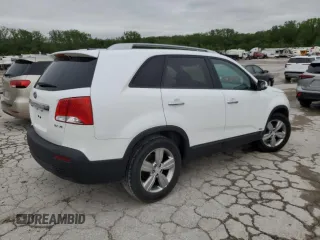 2013 Kia Sorento EX z VIN 5XYKUDA24DG411065, wystawiony jako Copart lot #55060245 z przebiegiem 171 799 mil mil oraz Czysty tytuł • Clean title. Historia ofert i sprzedaży dostępna na DreamBid. Obrazek 3.