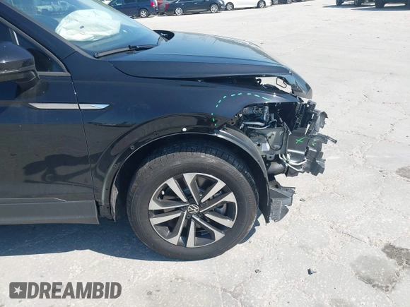 2024 Volkswagen Tiguan S z VIN 3VVRB7AX4RM226494, wystawiony jako IAAI lot #42000799 z przebiegiem 946 mil mil oraz . Historia ofert i sprzedaży dostępna na DreamBid. Obrazek 21.