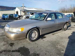 2002 Lincoln Town Car Signature z VIN 1LNHM82W02Y634142, wystawiony jako Copart lot #42625425 z przebiegiem 181 138 mil mil oraz Czysty tytuł • Clean title. Historia ofert i sprzedaży dostępna na DreamBid. Obrazek 1.