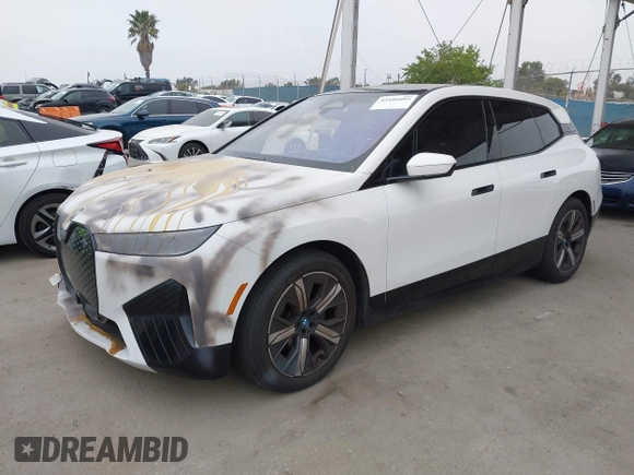 2022 BMW iX xDrive50 z VIN WB523CF01NCK27983, wystawiony jako IAAI lot #42106093 z przebiegiem 21 505 mil mil oraz . Historia ofert i sprzedaży dostępna na DreamBid. Obrazek 2.