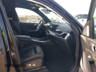 2023 BMW X7 xDrive40i z VIN 5UX23EM07P9R52893, wystawiony jako IAAI lot #42163975 z przebiegiem 33 157 mil mil oraz . Historia ofert i sprzedaży dostępna na DreamBid. Obrazek 5.
