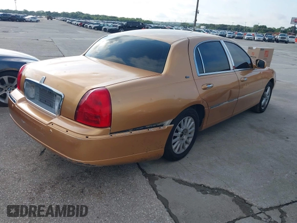 2003 Lincoln Town Car Cartier z VIN 1LNHM83WX3Y633077, wystawiony jako IAAI lot #42501273 z przebiegiem Nie podano mil oraz . Historia ofert i sprzedaży dostępna na DreamBid. Obrazek 4.