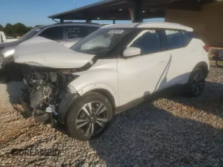 2020 Nissan Kicks SV z VIN 3N1CP5CV8LL537786, wystawiony jako Copart lot #52305765 z przebiegiem Nie podano mil oraz Szkoda całkowita • Salvage title. Historia ofert i sprzedaży dostępna na DreamBid. Obrazek 1.