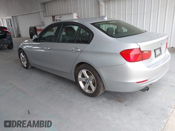 2013 BMW 3 Series 328i z VIN WBA3A5G58DNP18975, wystawiony jako IAAI lot #42401081 z przebiegiem 133 315 mil mil oraz . Historia ofert i sprzedaży dostępna na DreamBid. Obrazek 3.