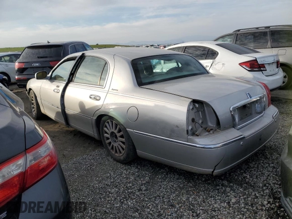 2003 Lincoln Town Car Signature z VIN 1LNHM82W73Y612608, wystawiony jako Copart lot #88304985 z przebiegiem Nie podano mil oraz Nie do naprawy • Non repairable. Historia ofert i sprzedaży dostępna na DreamBid. Obrazek 2.