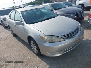 2005 Toyota Camry STD z VIN 4T1BE32K65U523657, wystawiony jako IAAI lot #42375287 z przebiegiem 231 640 mil mil oraz . Historia ofert i sprzedaży dostępna na DreamBid. Obrazek 1.
