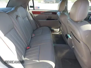 2003 Lincoln Town Car Signature z VIN 1LNHM82W03Y614572, wystawiony jako IAAI lot #42221572 z przebiegiem 170 762 mil mil oraz . Historia ofert i sprzedaży dostępna na DreamBid. Obrazek 8.