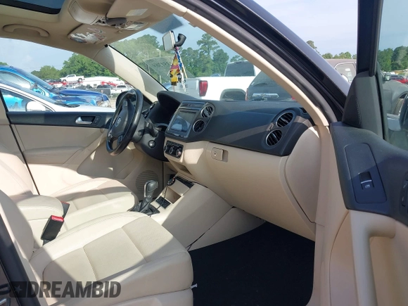 2012 Volkswagen Tiguan SE z VIN WVGAV7AX7CW535575, wystawiony jako IAAI lot #42351369 z przebiegiem 93 501 mil mil oraz . Historia ofert i sprzedaży dostępna na DreamBid. Obrazek 5.