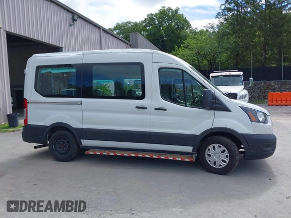 2020 Ford Transit Passenger XL z VIN 1FDZK1C82LKA79233, wystawiony jako IAAI lot #42766871 z przebiegiem 32 428 mil mil oraz . Historia ofert i sprzedaży dostępna na DreamBid. Obrazek 13.