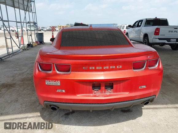 2011 Chevrolet Camaro 1LT z VIN 2G1FB1ED2B9157424, wystawiony jako IAAI lot #42063035 z przebiegiem 135 796 mil mil oraz . Historia ofert i sprzedaży dostępna na DreamBid. Obrazek 16.