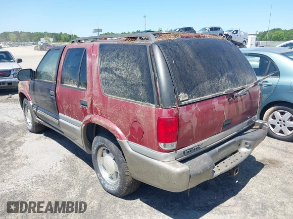 2000 GMC Jimmy SL with VIN 1GKCS13W9Y2264710, listed as a IAAI auction lot 42136082 with 206,584 mi miles. Bid and sale history available at carsss.com. Image 3.