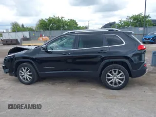 2017 Jeep Cherokee Limited z VIN 1C4PJMDS4HD223760, wystawiony jako IAAI lot #42300398 z przebiegiem 85 981 mil mil oraz . Historia ofert i sprzedaży dostępna na DreamBid. Obrazek 14.