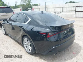 2021 Lexus IS 300 z VIN JTHAA1D24M5114934, wystawiony jako IAAI lot #42133400 z przebiegiem 37 396 mil mil oraz . Historia ofert i sprzedaży dostępna na DreamBid. Obrazek 3.