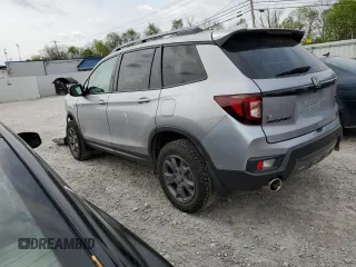 2024 Honda Passport TrailSport z VIN 5FNYF8H65RB001572, wystawiony jako Copart lot #54757945 z przebiegiem 18 872 mil mil oraz Szkoda całkowita • Salvage title. Historia ofert i sprzedaży dostępna na DreamBid. Obrazek 2.