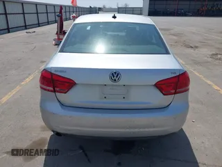 2015 Volkswagen Passat Limited Edition Edition z VIN 1VWAT7A3XFC015946, wystawiony jako IAAI lot #42060329 z przebiegiem 162 981 mil mil oraz . Historia ofert i sprzedaży dostępna na DreamBid. Obrazek 17.
