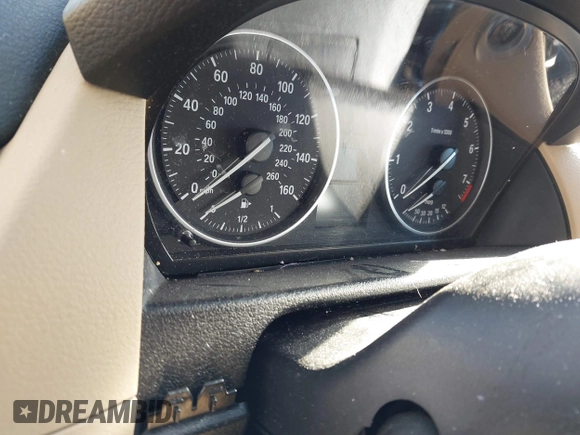 2015 BMW X1 sDrive28i z VIN WBAVM1C50FVZ94553, wystawiony jako IAAI lot #41321995 z przebiegiem Nie podano mil oraz . Historia ofert i sprzedaży dostępna na DreamBid. Obrazek 7.