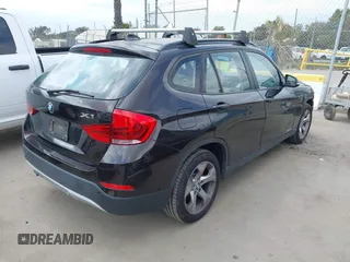 2015 BMW X1 sDrive28i z VIN WBAVM1C52FVW56961, wystawiony jako IAAI lot #42053931 z przebiegiem 97 648 mil mil oraz . Historia ofert i sprzedaży dostępna na DreamBid. Obrazek 4.