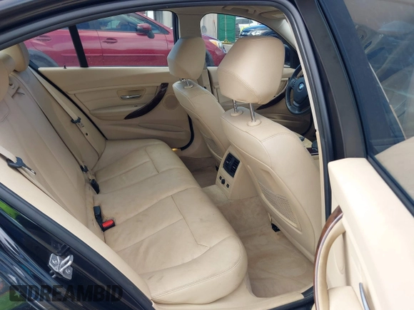 2013 BMW 3 Series 328i xDrive z VIN WBA3B3C52DF536321, wystawiony jako IAAI lot #42004170 z przebiegiem 70 985 mil mil oraz . Historia ofert i sprzedaży dostępna na DreamBid. Obrazek 8.