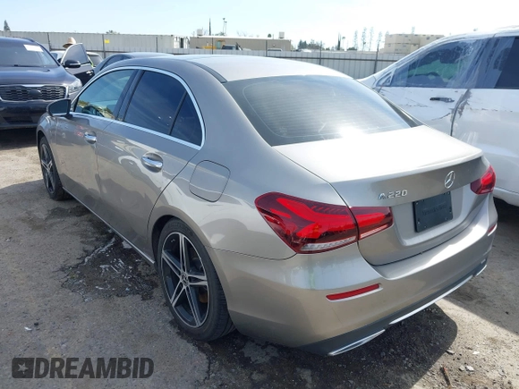 2019 Mercedes-Benz A 220 z VIN WDD3G4EB1KW025196, wystawiony jako IAAI lot #41861125 z przebiegiem 79 396 mil mil oraz . Historia ofert i sprzedaży dostępna na DreamBid. Obrazek 3.