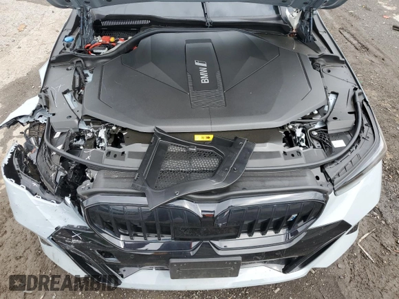 2024 BMW i5 eDrive40 z VIN WBY33FK03RCR20106, wystawiony jako Copart lot #68388554 z przebiegiem Nie podano mil oraz Szkody całkowita. Historia ofert i sprzedaży dostępna na DreamBid. Obrazek 11.