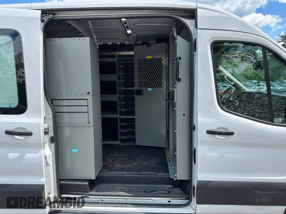 2020 Ford Transit Cargo z VIN 1FTBR1CG3LKB36452, wystawiony jako Copart lot #58659545 z przebiegiem 171 504 mil mil oraz Tytuł czysty. Historia ofert i sprzedaży dostępna na DreamBid. Obrazek 6.