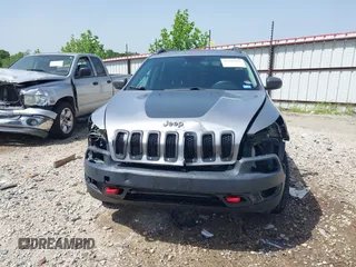 2017 Jeep Cherokee Trailhawk z VIN 1C4PJMBSXHW601720, wystawiony jako IAAI lot #42237975 z przebiegiem 92 239 mil mil oraz . Historia ofert i sprzedaży dostępna na DreamBid. Obrazek 13.