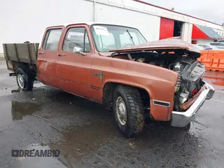1983 Chevrolet Silverado 3500 z VIN 1GCGC33J4DS147895, wystawiony jako IAAI lot #40929512 z przebiegiem 13 095 mil mil oraz . Historia ofert i sprzedaży dostępna na DreamBid. Obrazek 1.
