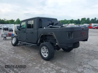 2021 Jeep Gladiator Sport S z VIN 1C6JJTAG9ML604950, wystawiony jako IAAI lot #39912720 z przebiegiem 34 640 mil mil oraz . Historia ofert i sprzedaży dostępna na DreamBid. Obrazek 3.