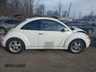 2008 Volkswagen New Beetle Coupe Triple White with VIN 3VWFW31C78M521404, listed as a IAAI auction lot 41624482 with 143,418 mi miles. Bid and sale history available at carsss.com. Image 13.