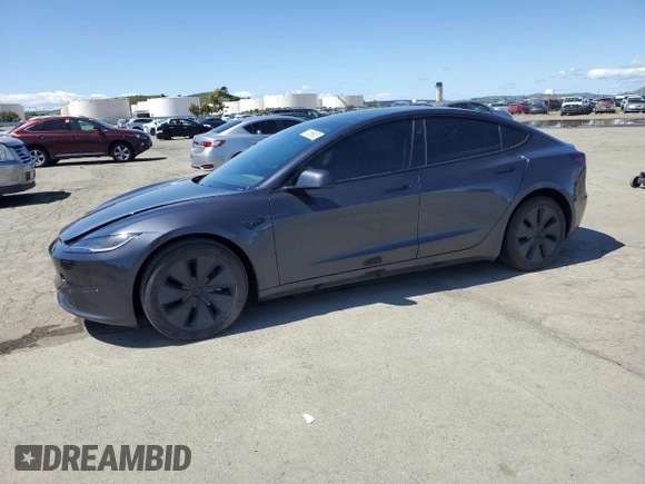 2024 Tesla Model 3 z VIN 5YJ3E1EA9RF820808, wystawiony jako Copart lot #51255605 z przebiegiem 12 216 mil mil oraz Szkody całkowita. Historia ofert i sprzedaży dostępna na DreamBid. Obrazek 1.