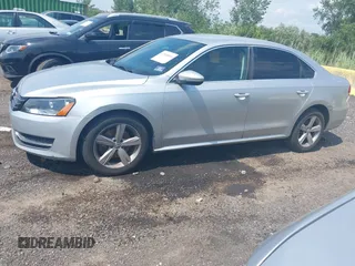 2012 Volkswagen Passat SE z VIN 1VWBP7A3XCC048692, wystawiony jako IAAI lot #42768815 z przebiegiem 195 086 mil mil oraz . Historia ofert i sprzedaży dostępna na DreamBid. Obrazek 1.