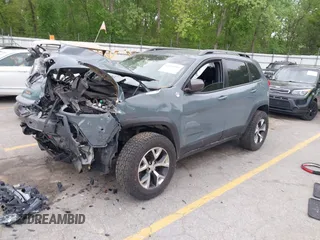 2015 Jeep Cherokee Trailhawk z VIN 1C4PJMBB9FW676566, wystawiony jako IAAI lot #42303335 z przebiegiem 123 026 mil mil oraz . Historia ofert i sprzedaży dostępna na DreamBid. Obrazek 2.
