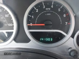 2008 Jeep Wrangler Sahara z VIN 1J4FA54158L640474, wystawiony jako IAAI lot #42243860 z przebiegiem 141 303 mil mil oraz . Historia ofert i sprzedaży dostępna na DreamBid. Obrazek 14.