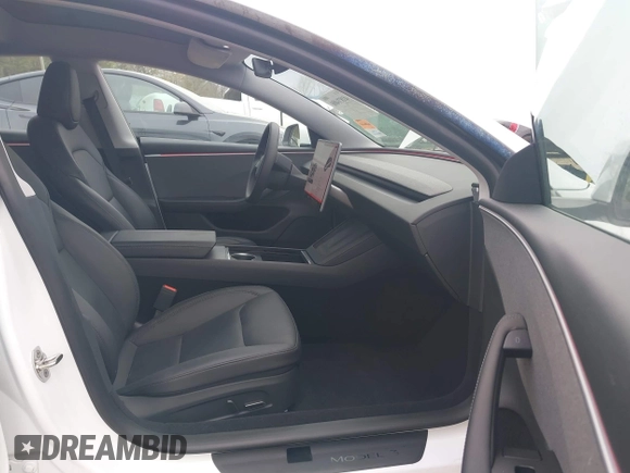 2024 Tesla Model 3 z VIN 5YJ3E1EA5RF732502, wystawiony jako IAAI lot #41871400 z przebiegiem 15 715 mil mil oraz . Historia ofert i sprzedaży dostępna na DreamBid. Obrazek 5.