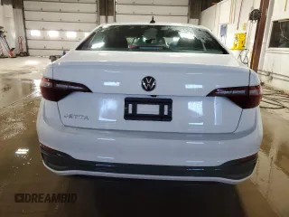 2024 Volkswagen Jetta Sport z VIN 3VWAM7BU9RM092279, wystawiony jako Copart lot #83995304 z przebiegiem 1 439 mil mil oraz Szkoda całkowita • Salvage title. Historia ofert i sprzedaży dostępna na DreamBid. Obrazek 6.