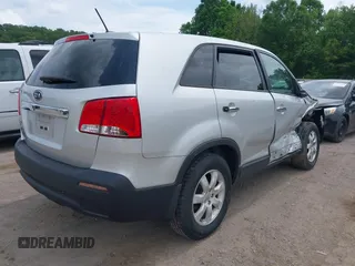 2012 Kia Sorento LX z VIN 5XYKT4A15CG232252, wystawiony jako IAAI lot #42168437 z przebiegiem 118 540 mil mil oraz . Historia ofert i sprzedaży dostępna na DreamBid. Obrazek 4.