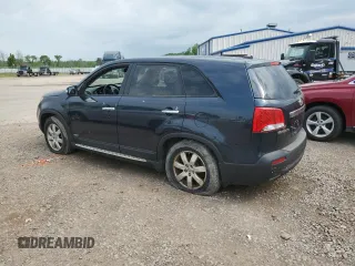 2013 Kia Sorento LX z VIN 5XYKTCA6XDG329602, wystawiony jako Copart lot #60485825 z przebiegiem 170 926 mil mil oraz Czysty tytuł • Clean title. Historia ofert i sprzedaży dostępna na DreamBid. Obrazek 2.