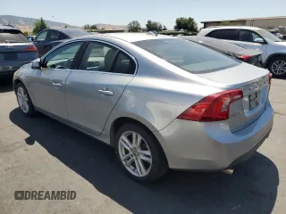 2013 Volvo S60 T5 Premier z VIN YV1612FS3D1220500, wystawiony jako Copart lot #59050505 z przebiegiem 116 584 mil mil oraz Czysty tytuł • Clean title. Historia ofert i sprzedaży dostępna na DreamBid. Obrazek 2.