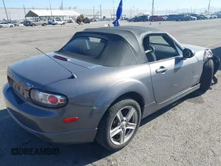 2006 Mazda MX-5 Miata Touring z VIN JM1NC25F960112536, wystawiony jako IAAI lot #41868290 z przebiegiem 153 162 mil mil oraz . Historia ofert i sprzedaży dostępna na DreamBid. Obrazek 4.