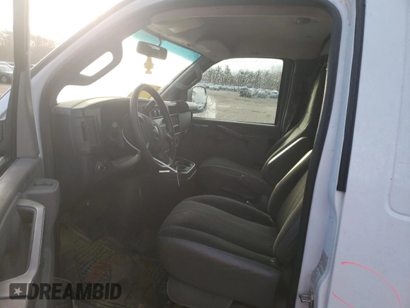 2019 GMC Savana Cargo z VIN 1GTW7AFG4K1335887, wystawiony jako Copart lot #88017165 z przebiegiem Nie podano mil oraz Szkody całkowita. Historia ofert i sprzedaży dostępna na DreamBid. Obrazek 7.