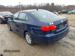2011 Volkswagen Jetta Sedan SE w/Convenience & Sunroof PZEV with VIN 3VWDZ7AJ0BM337949, listed as a IAAI auction lot 41918098 with 199,711 mi miles. Bid and sale history available at carsss.com. Image 3.