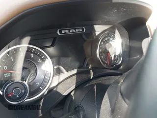 2019 Ram 1500 Big Horn z VIN 1C6RREFT6KN522317, wystawiony jako IAAI lot #41483697 z przebiegiem Nie podano mil oraz . Historia ofert i sprzedaży dostępna na DreamBid. Obrazek 7.