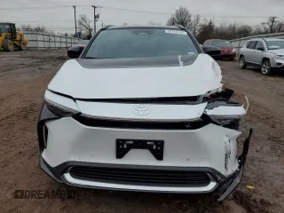 2023 Toyota bZ4X XLE z VIN JTMABACA1PA037703, wystawiony jako Copart lot #39743144 z przebiegiem 1 801 mil mil oraz . Historia ofert i sprzedaży dostępna na DreamBid. Obrazek 5.