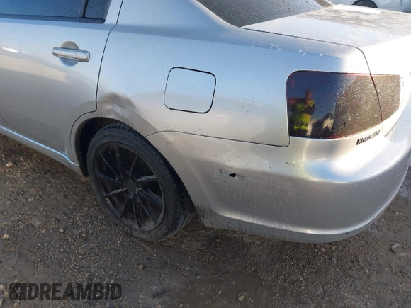 2012 Mitsubishi Galant FE z VIN 4A32B2FF3CE012240, wystawiony jako IAAI lot #41916967 z przebiegiem 200 436 mil mil oraz . Historia ofert i sprzedaży dostępna na DreamBid. Obrazek 6.