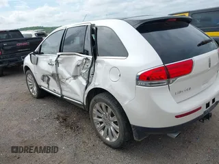 2015 Lincoln MKX z VIN 2LMDJ6JKXFBL29300, wystawiony jako IAAI lot #42121970 z przebiegiem 182 302 mil mil oraz . Historia ofert i sprzedaży dostępna na DreamBid. Obrazek 3.