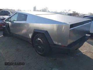 2024 Tesla Cybertruck с VIN 7G2CEHEDXRA050258, выставлен на аукционе IAAI как лот 41200586 с пробегом 495 миль миль и . История ставок и продаж доступна на DreamBid. Изображение 3.