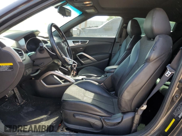 2016 Hyundai Veloster z VIN KMHTC6AD1GU293530, wystawiony jako Copart lot #53137985 z przebiegiem 151 003 mil mil oraz Szkody całkowita. Historia ofert i sprzedaży dostępna na DreamBid. Obrazek 7.