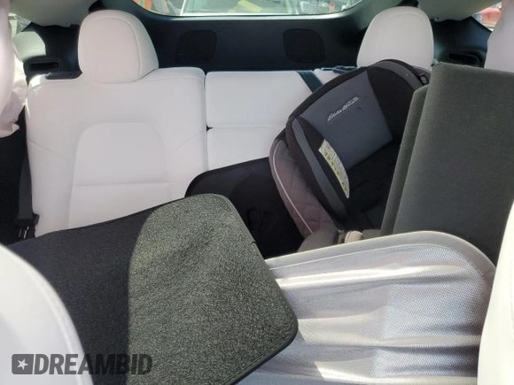 2024 Tesla Model Y Long Range z VIN 7SAYGDEE9RA255805, wystawiony jako Copart lot #50836555 z przebiegiem Nie podano mil oraz Szkoda całkowita • Salvage title. Historia ofert i sprzedaży dostępna na DreamBid. Obrazek 10.