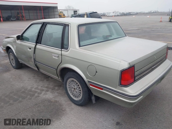 1987 Oldsmobile Cutlass Ciera z VIN 2G3AJ51W9H9378093, wystawiony jako IAAI lot #42080335 z przebiegiem 54 504 mil mil oraz . Historia ofert i sprzedaży dostępna na DreamBid. Obrazek 3.