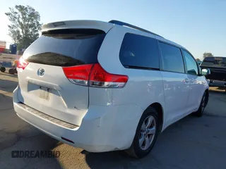2014 Toyota Sienna LE AAS z VIN 5TDKK3DC9ES460142, wystawiony jako IAAI lot #42140187 z przebiegiem 150 616 mil mil oraz . Historia ofert i sprzedaży dostępna na DreamBid. Obrazek 4.